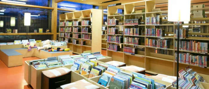 Kinderbereich: Trog mit Bilderbüchern, umgeben von weiteren Bücherregalen